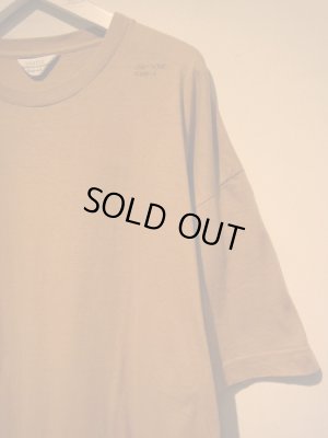 画像3: UNUSED（アンユーズド） ステンシル クルーネックTシャツ キャメル