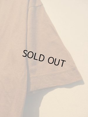 画像6: UNUSED（アンユーズド） ステンシル クルーネックTシャツ キャメル