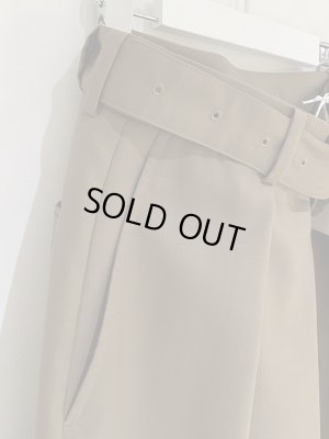 画像4: YOKE（ヨーク） フロントタックベルテッドワイドトラウザーズ スモーキーベージュ