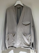 ANCELLM（アンセルム） Silk Suede Collarless Jacket（シルクスウェード カラーレスジャケット） ブルーグレー