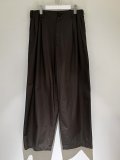 YOKE（ヨーク） Cotton Gabardine 3pleated Wide Trousers（コットンギャバジン 3プリーティドワイドトラウザーズ） ブラウン