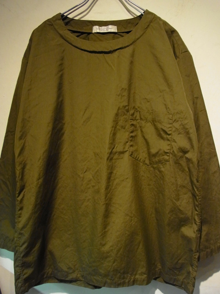 UNUSED（アンユーズド） ノーカラー プルオーバーポケットシャツ オリーブ - margin